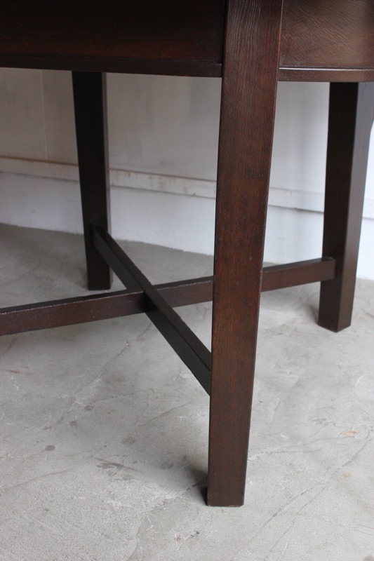 楕円形のテーブル