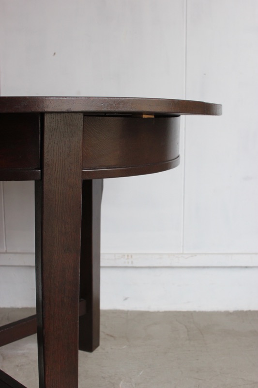 楕円形のテーブル