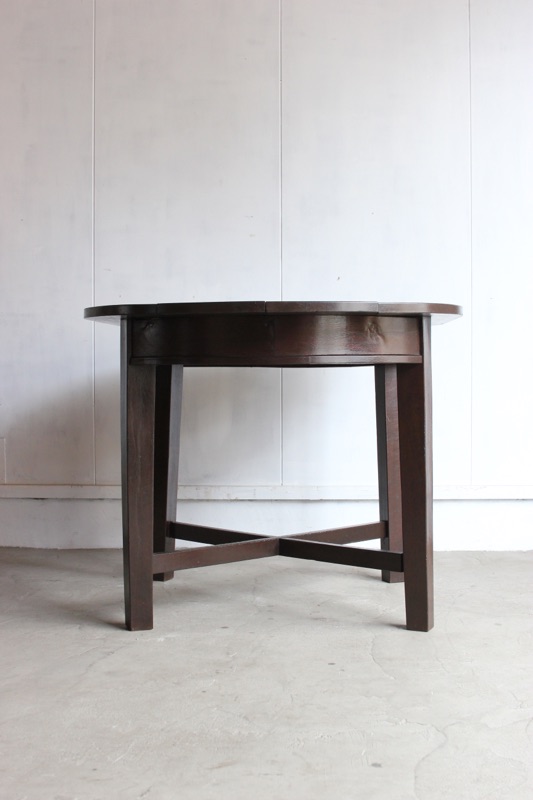 楕円形のテーブル