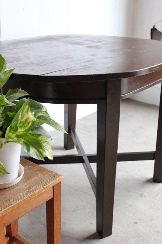 楕円形のテーブル