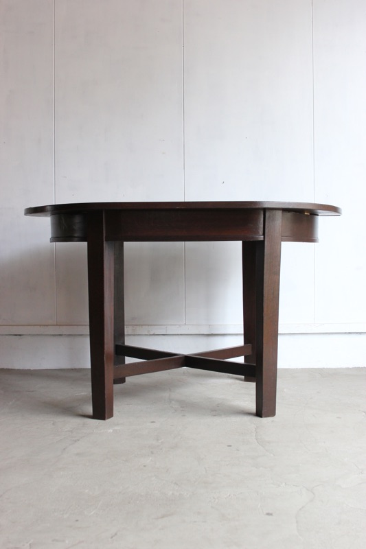 楕円形のテーブル