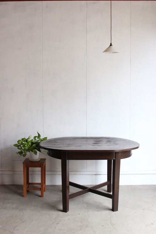 楕円形のテーブル