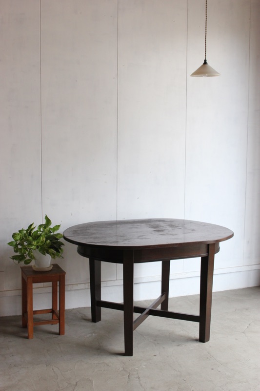 楕円形のテーブル