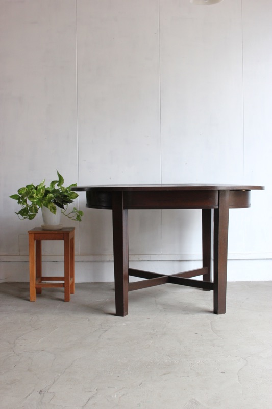 楕円形のテーブル