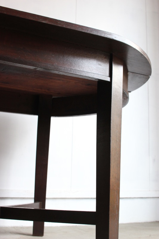 楕円形のテーブル