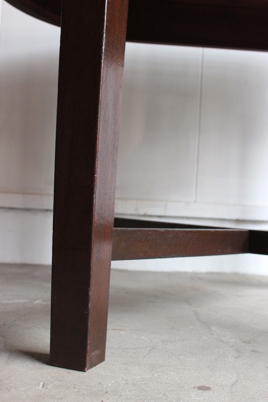 楕円形のテーブル