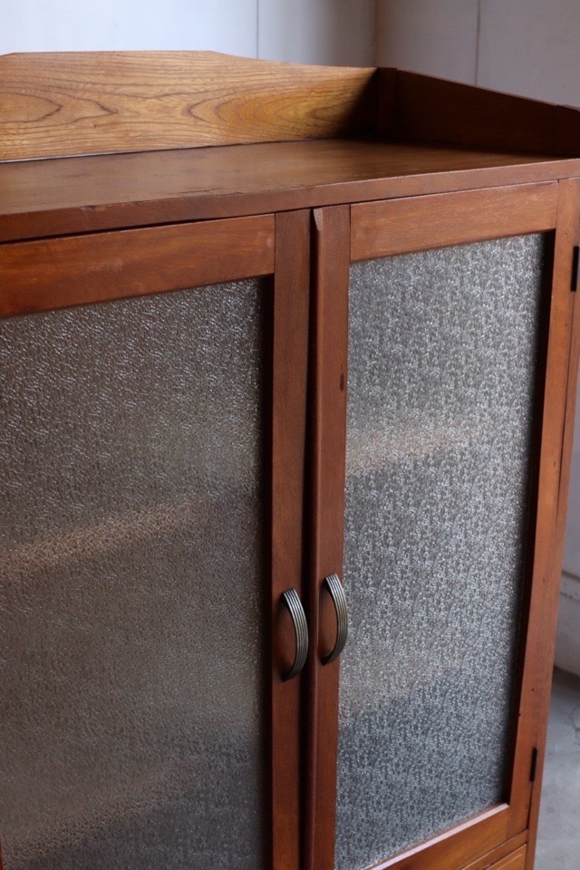 ダイヤガラスの戸棚