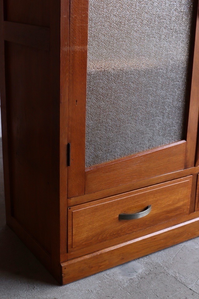 ダイヤガラスの戸棚