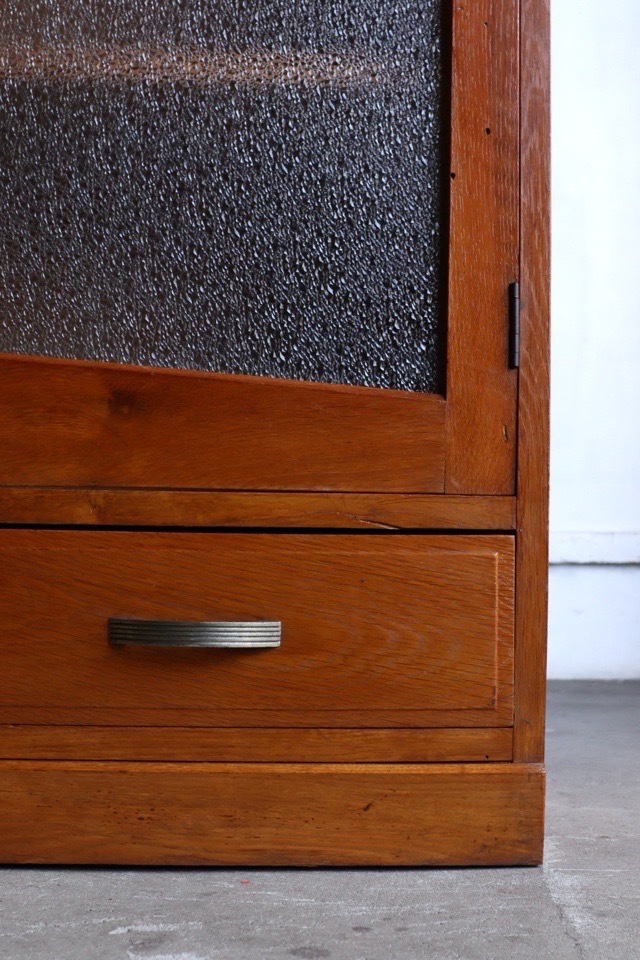 ダイヤガラスの戸棚