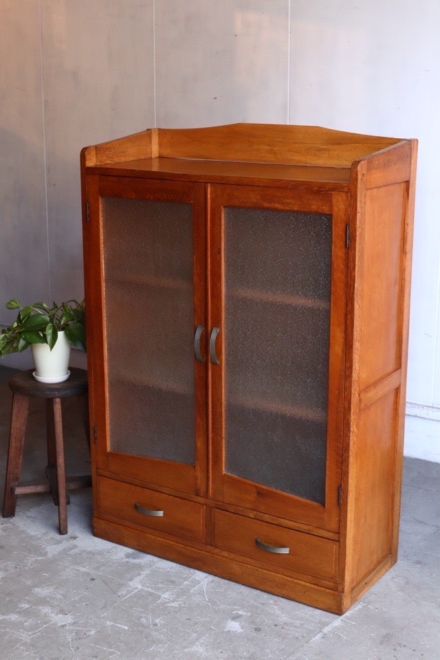 ダイヤガラスの戸棚