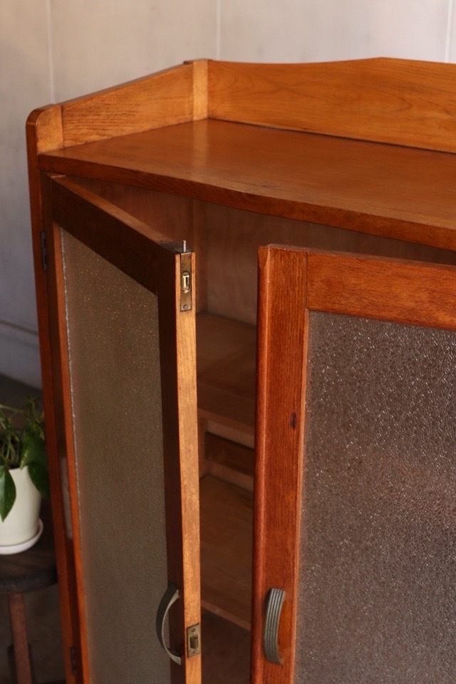 ダイヤガラスの戸棚