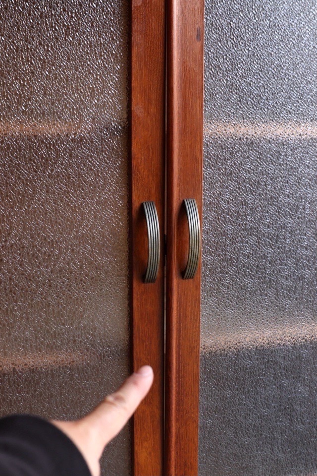 ダイヤガラスの戸棚
