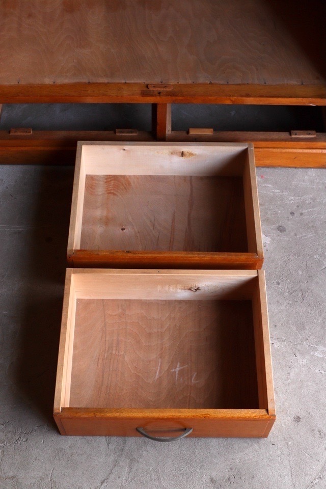 ダイヤガラスの戸棚