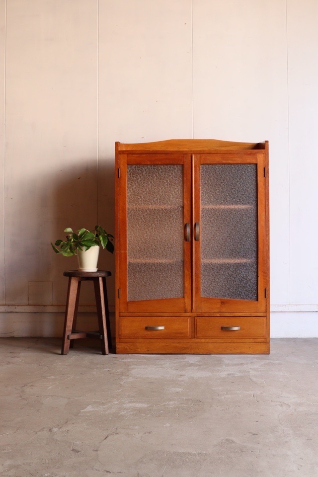 ダイヤガラスの戸棚