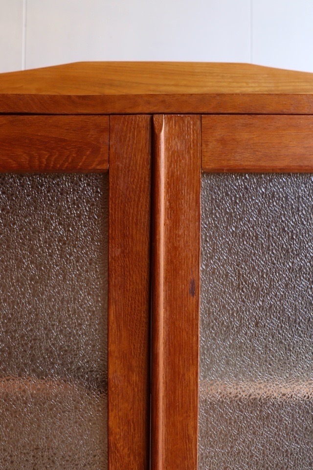 ダイヤガラスの戸棚