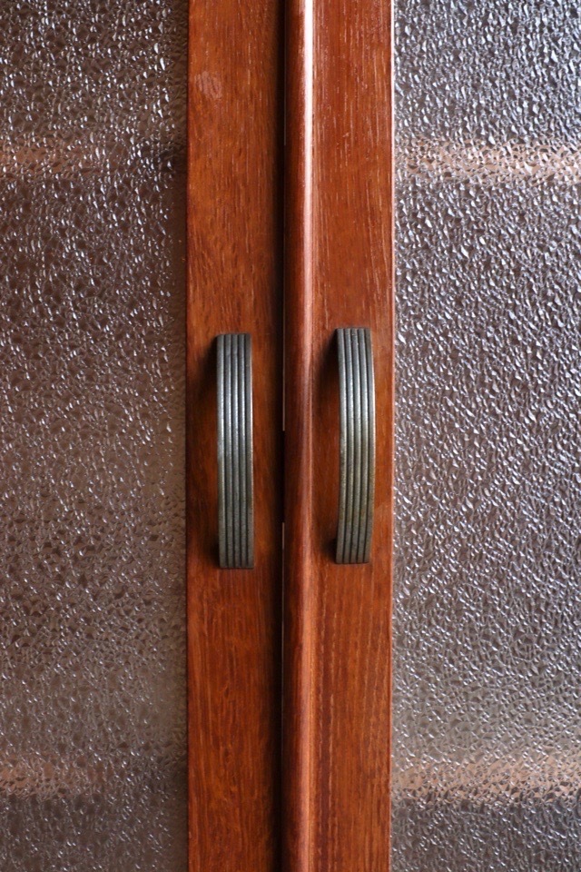 ダイヤガラスの戸棚