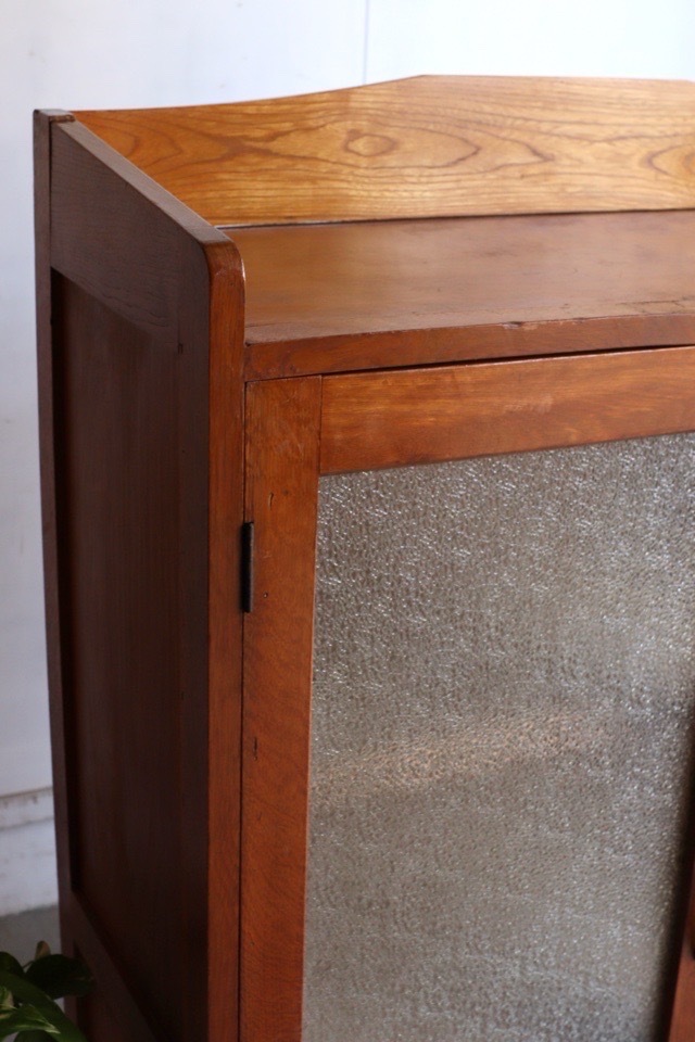 ダイヤガラスの戸棚