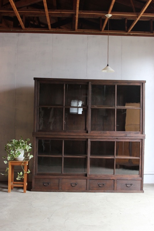 SALE！【送料込み】食器棚　飾り棚　剥離家具　古家具　ガラス戸　収納棚 W140 引き出し3個付き、ガラス引き戸の棚。サイズオーダー可。ガラス