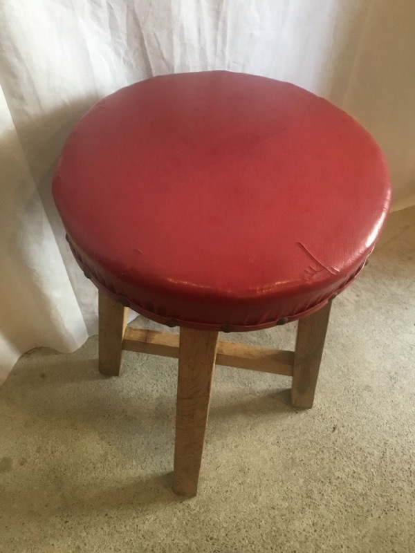 ワインレッドの丸椅子