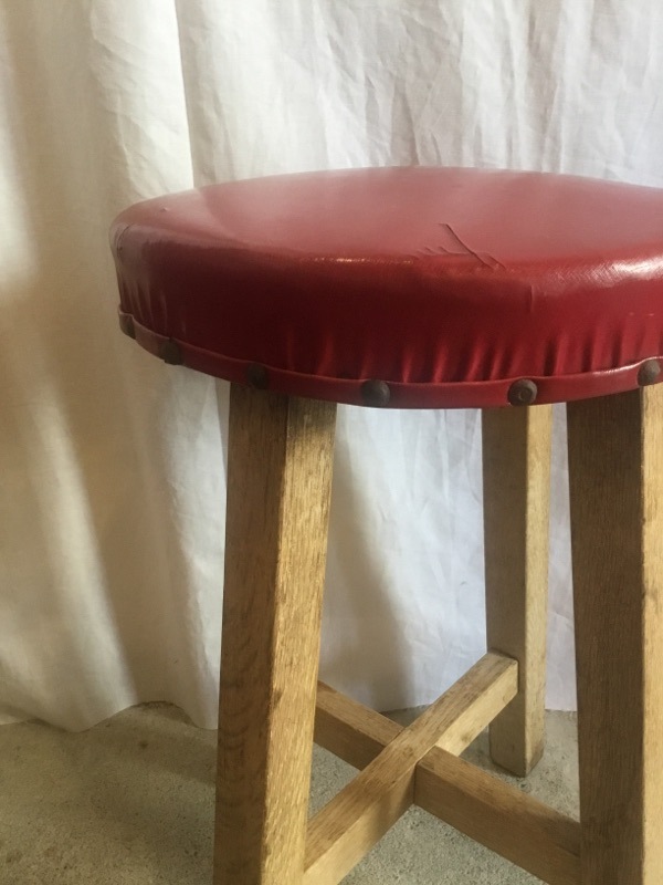 ワインレッドの丸椅子