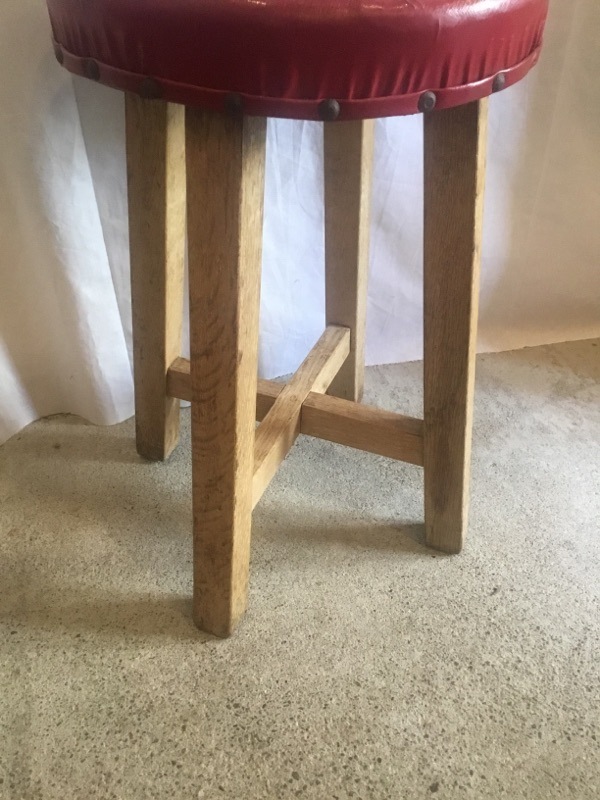 ワインレッドの丸椅子