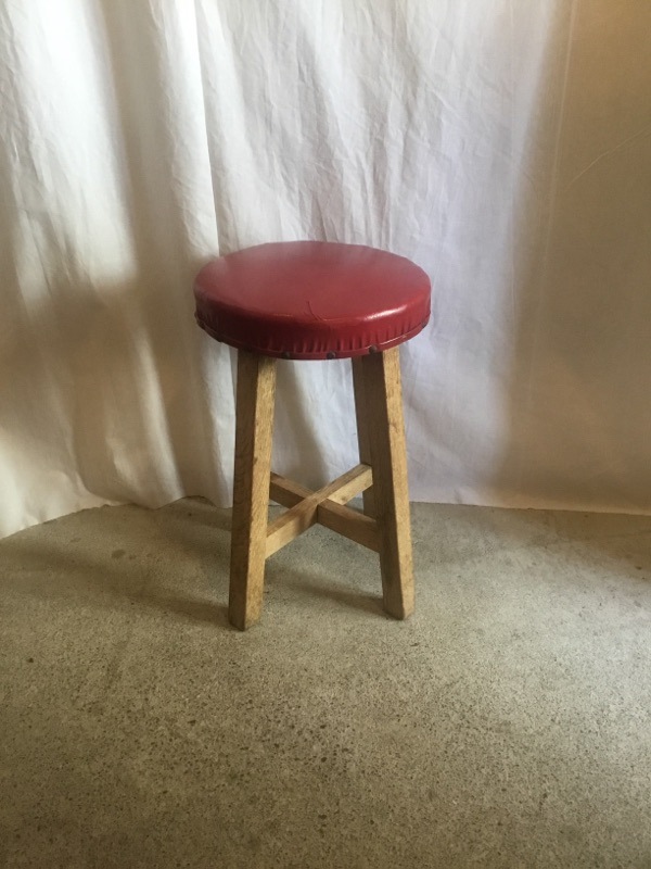 ワインレッドの丸椅子