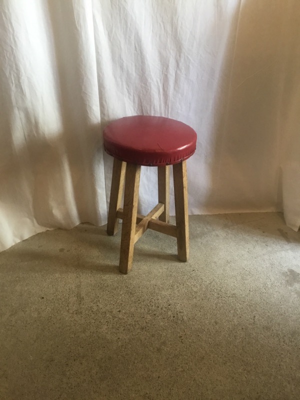 ワインレッドの丸椅子