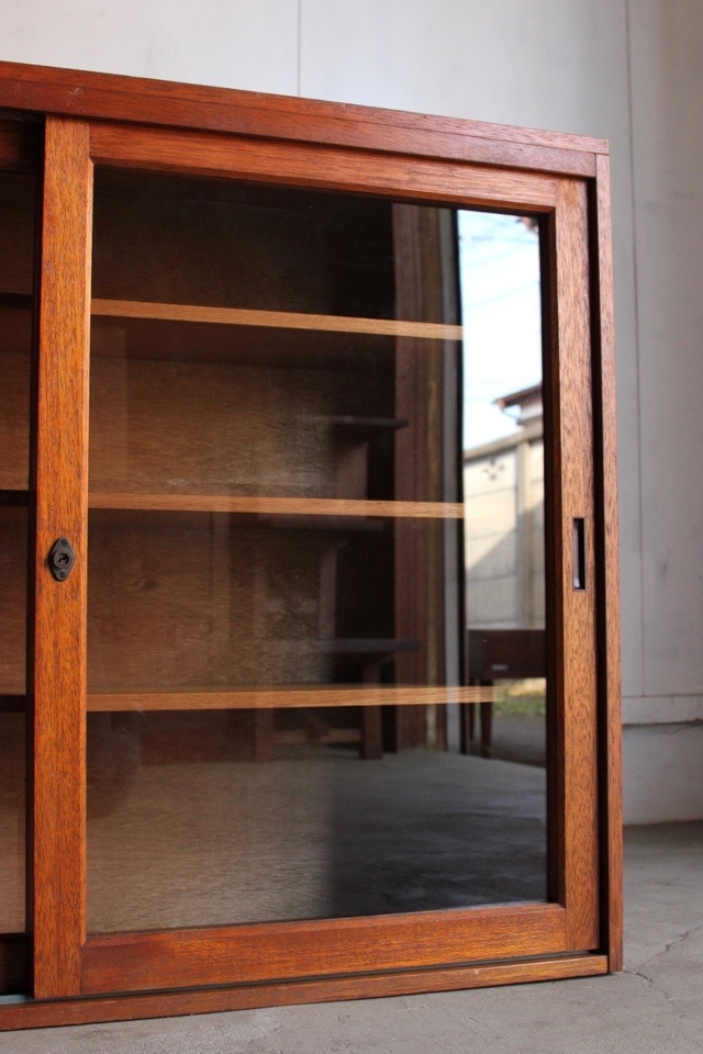 SALE！【送料込み】食器棚　飾り棚　剥離家具　古家具　ガラス戸　収納棚 送料込み】食器棚 飾り棚 剥離家具 古家具 ガラス戸 収納棚