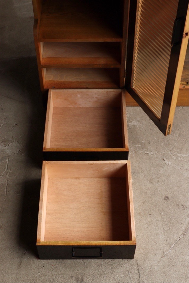 モールガラスの戸棚