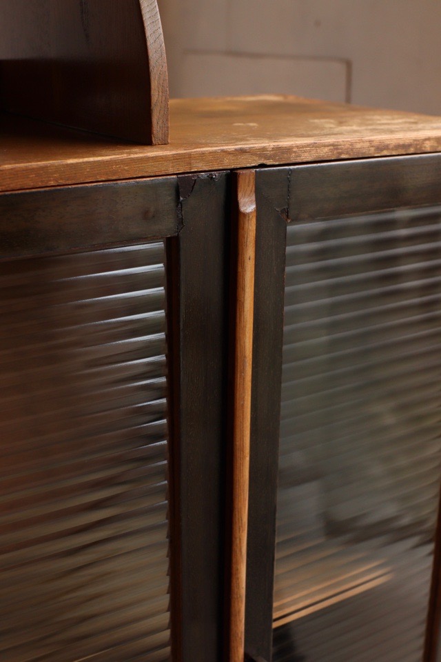 モールガラスの戸棚