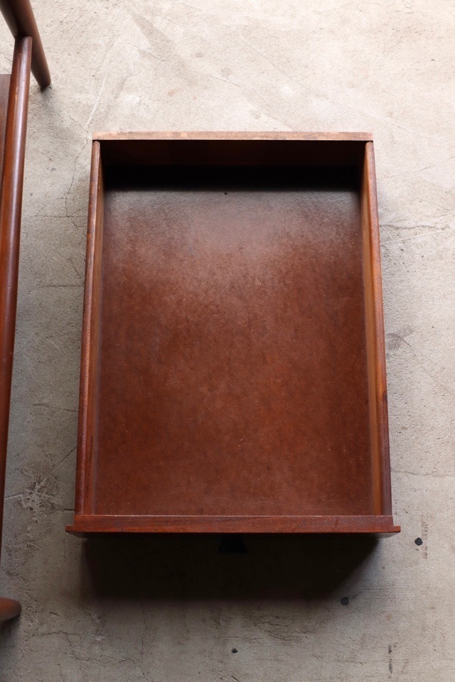 サイドテーブル