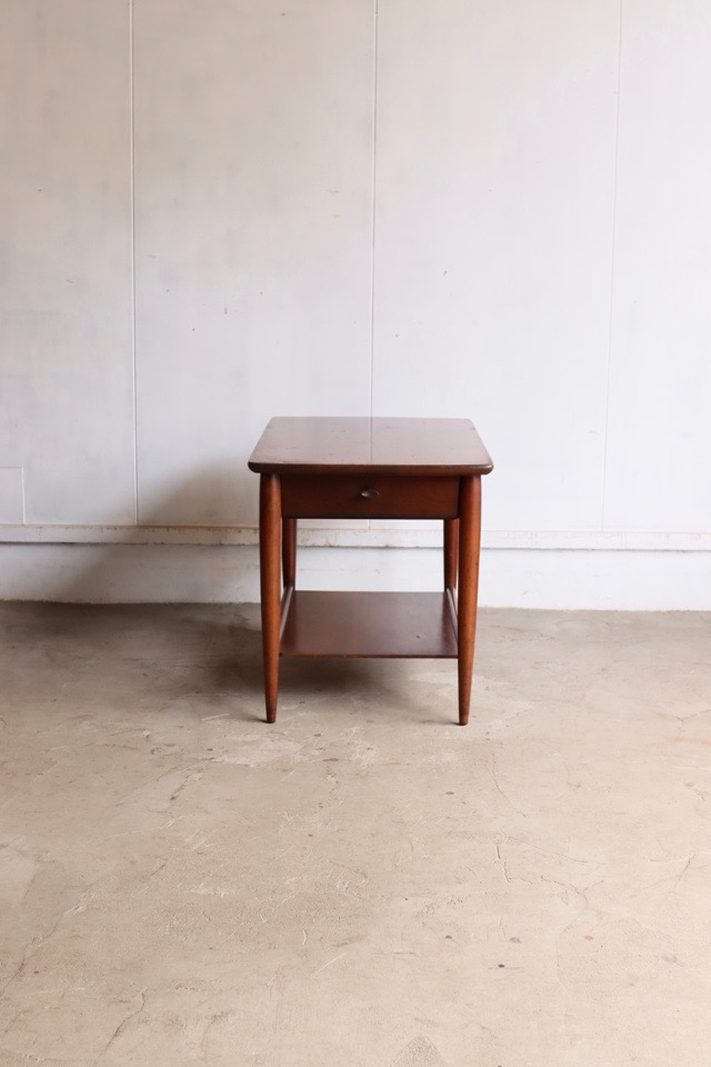 サイドテーブル