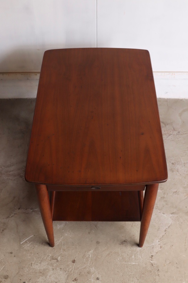 サイドテーブル