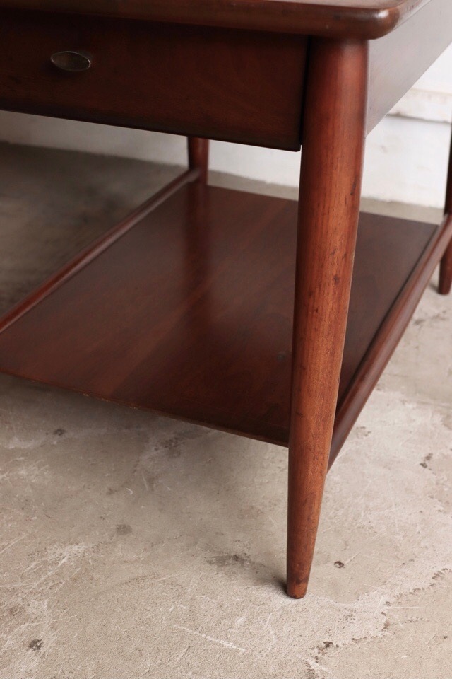 サイドテーブル