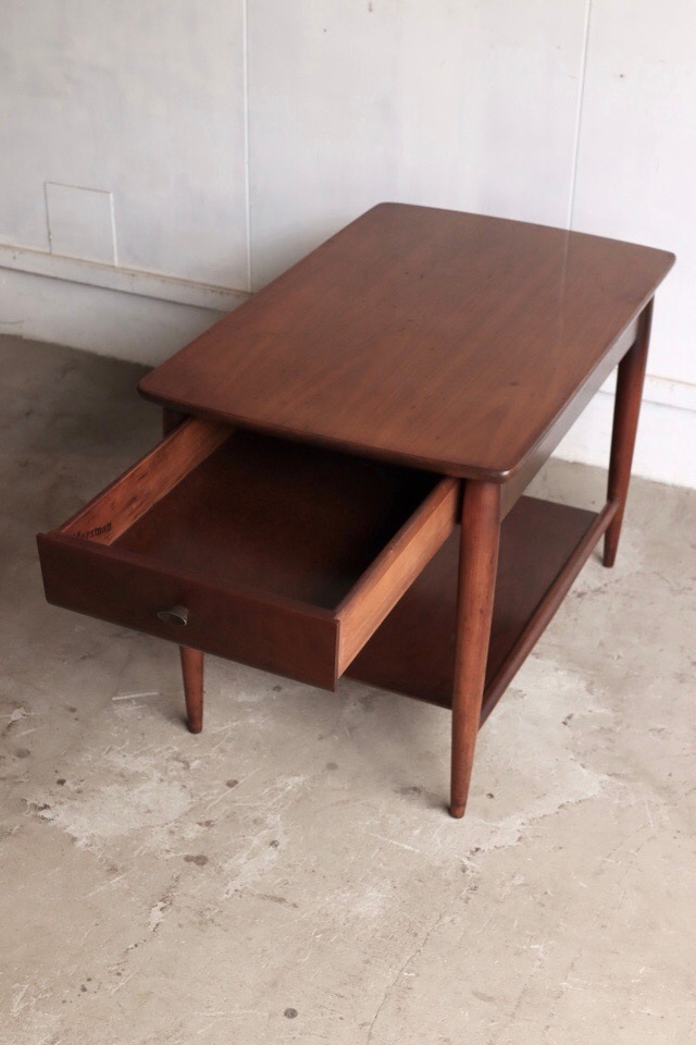 サイドテーブル