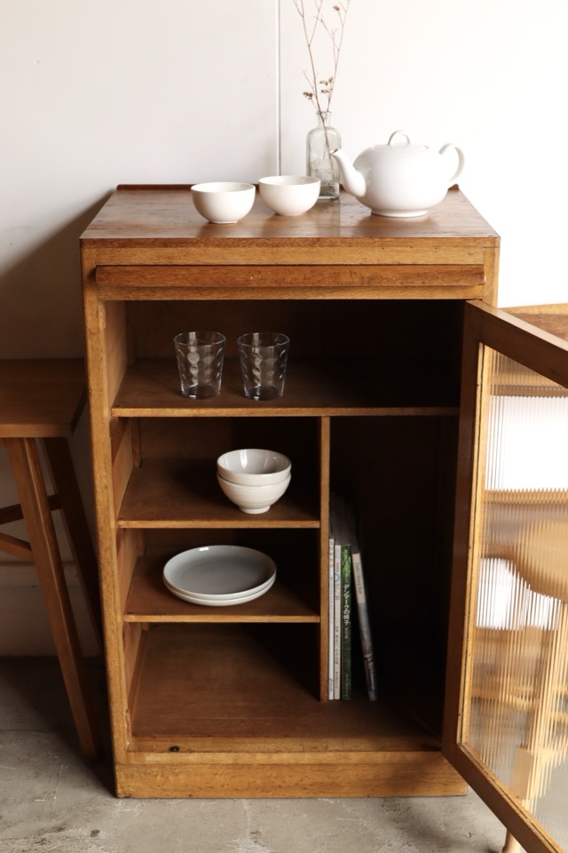 モールガラスの戸棚