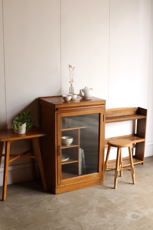 モールガラスの戸棚