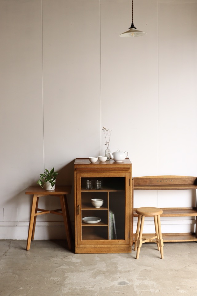 モールガラスの戸棚