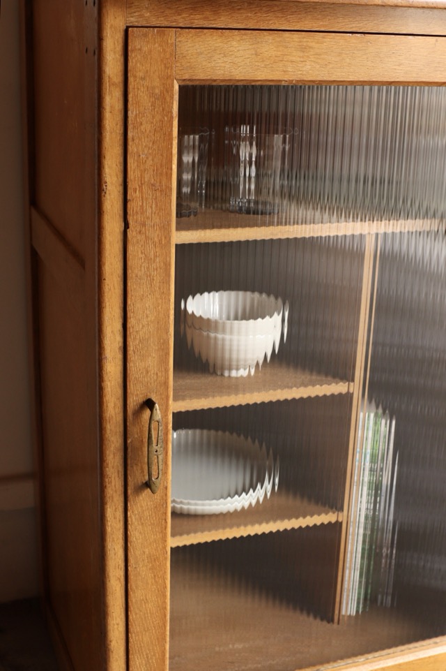 モールガラスの戸棚