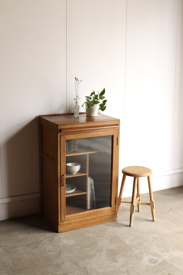 モールガラスの戸棚