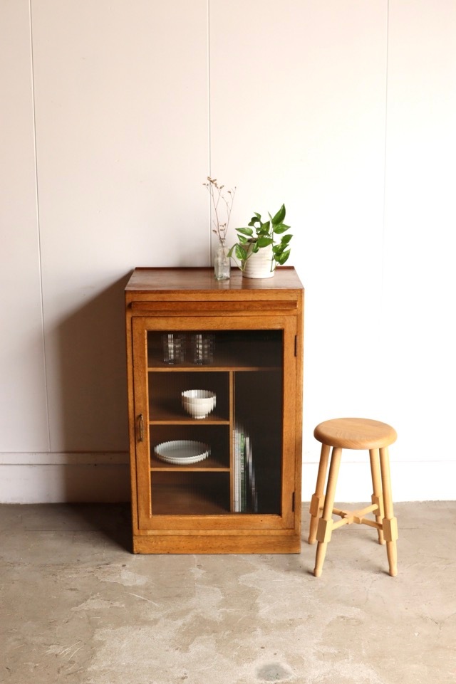 モールガラスの戸棚