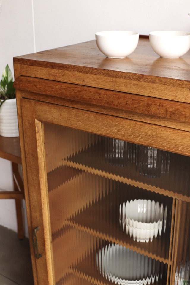 モールガラスの戸棚