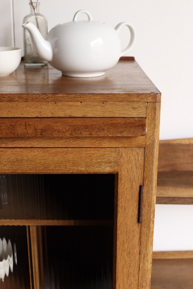 モールガラスの戸棚