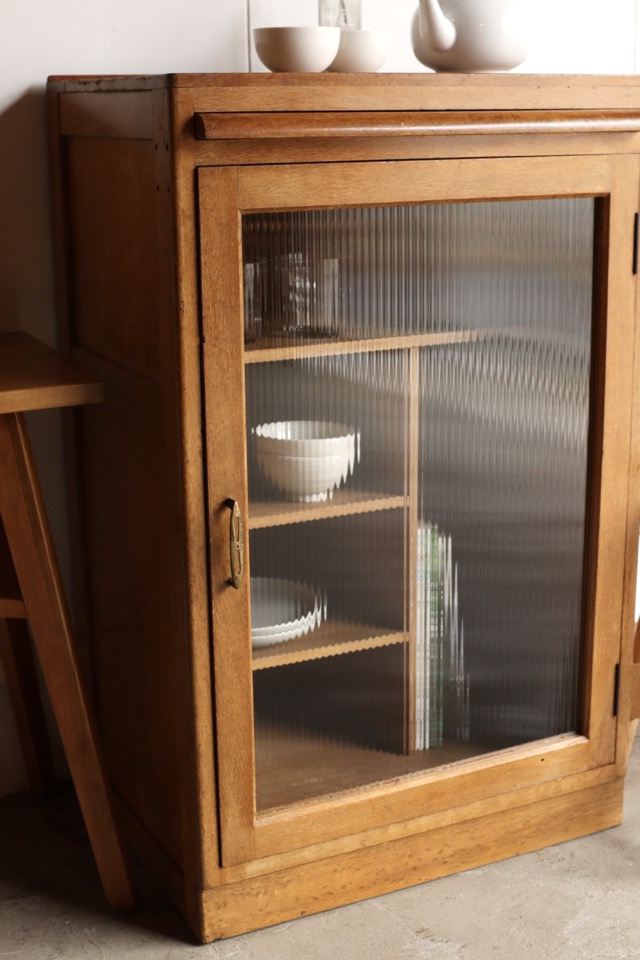 モールガラスの戸棚