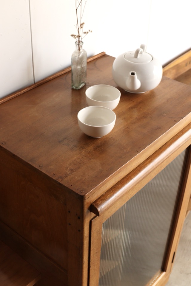 モールガラスの戸棚