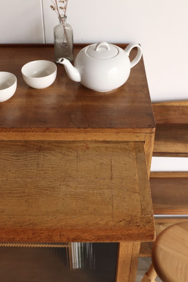 モールガラスの戸棚