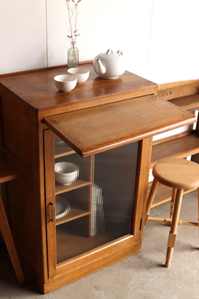 モールガラスの戸棚