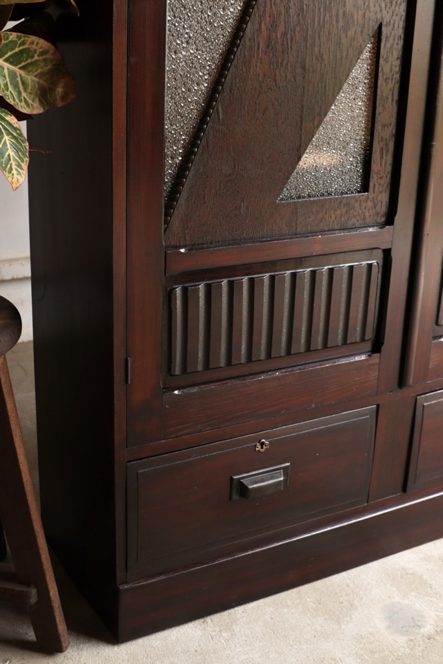 ダイヤガラスの戸棚