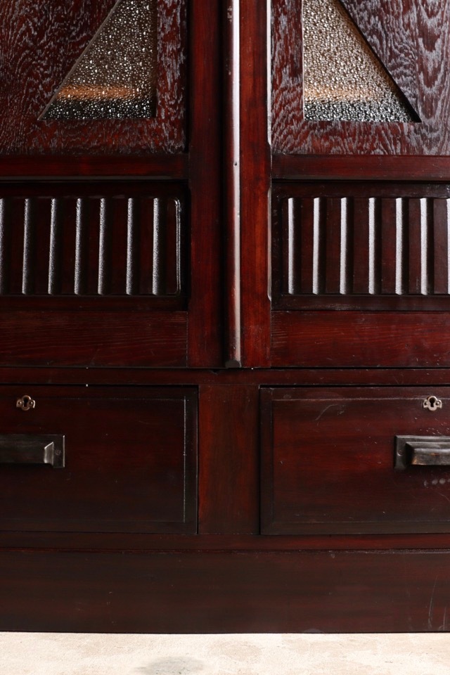 ダイヤガラスの戸棚