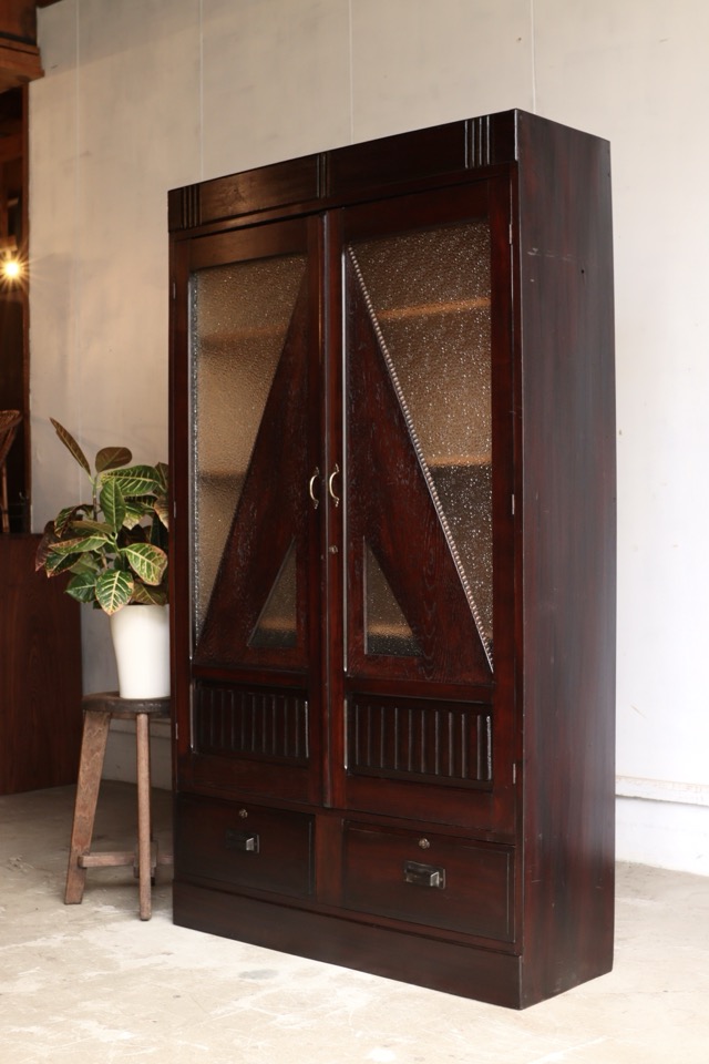 ダイヤガラスの戸棚